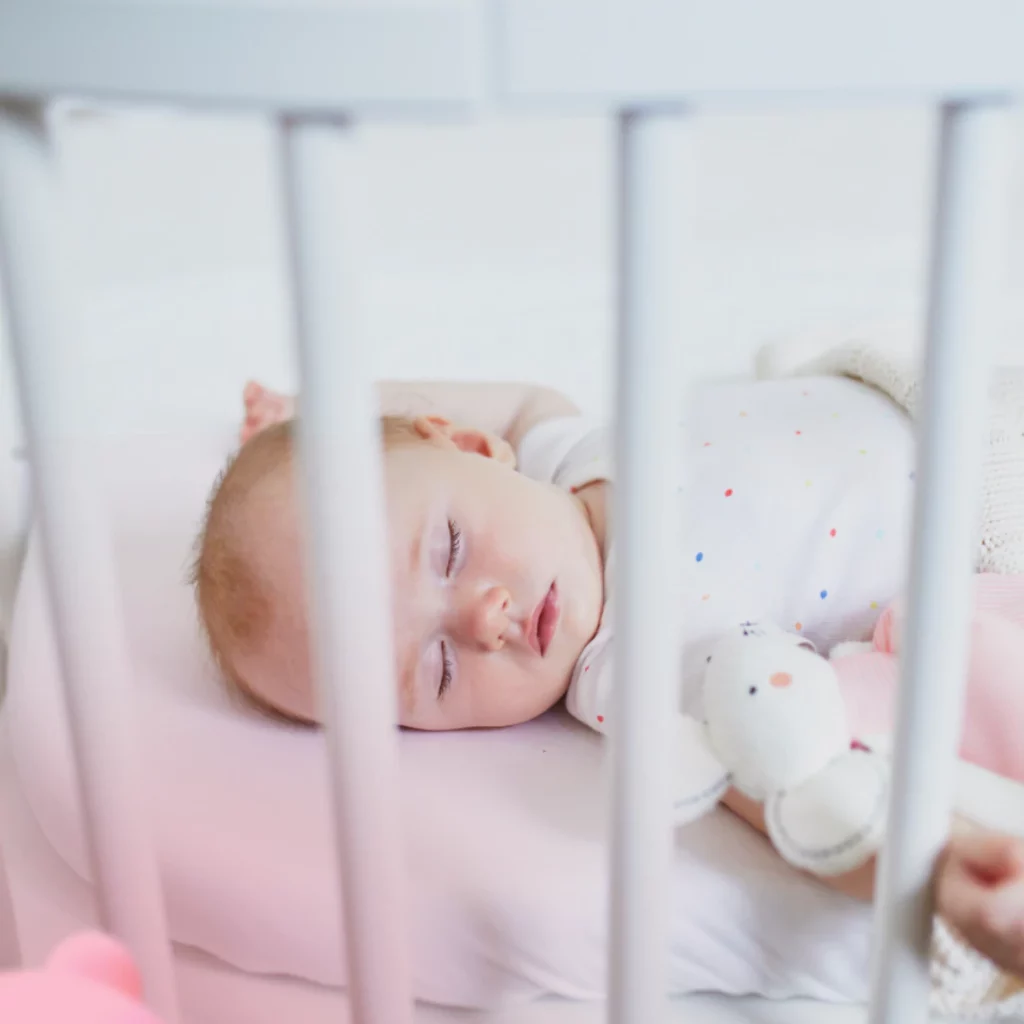 новорожденный в кроватке фото дома